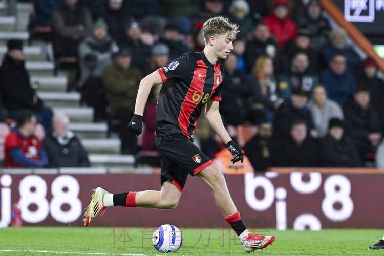 邮报:皇马、拜仁和切尔西等队都有意引进怀森 邮报:皇马、拜仁和切尔西等队都有意引进怀森